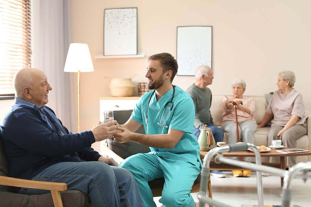 aide soignant dans une maison de retraite
