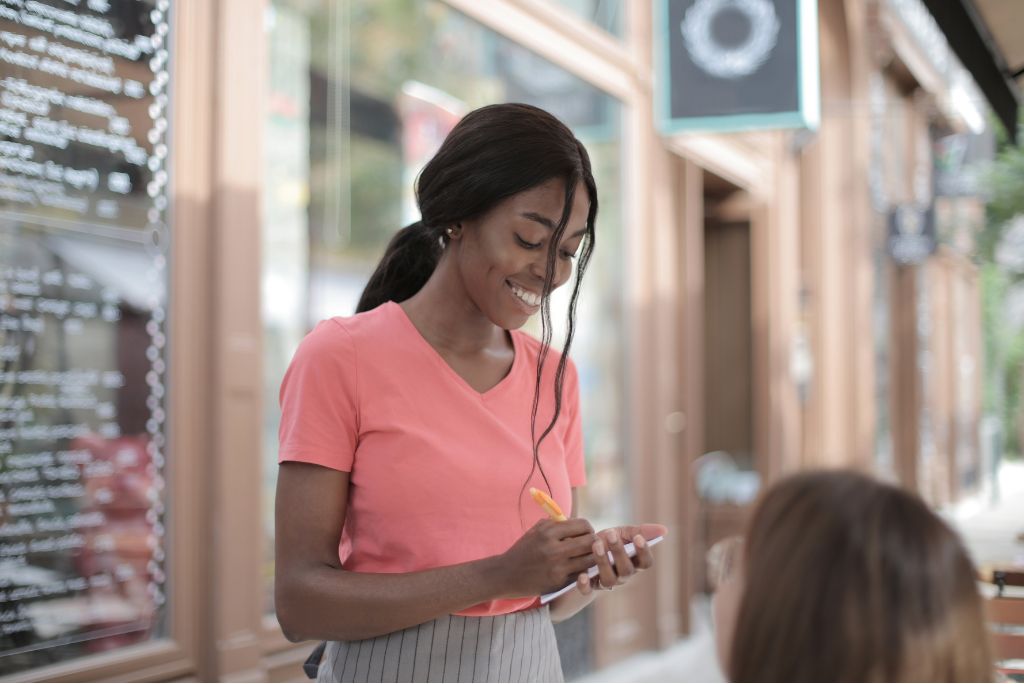 femme qui prend une commande dans un restaurant