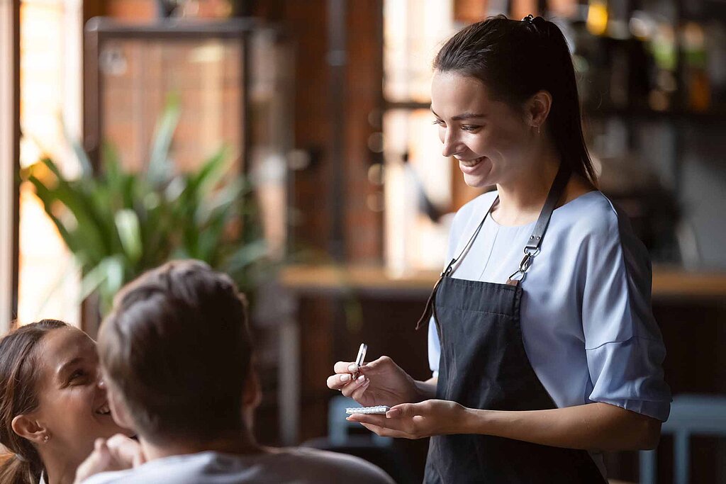 femme qui prend une commande dans un restaurant