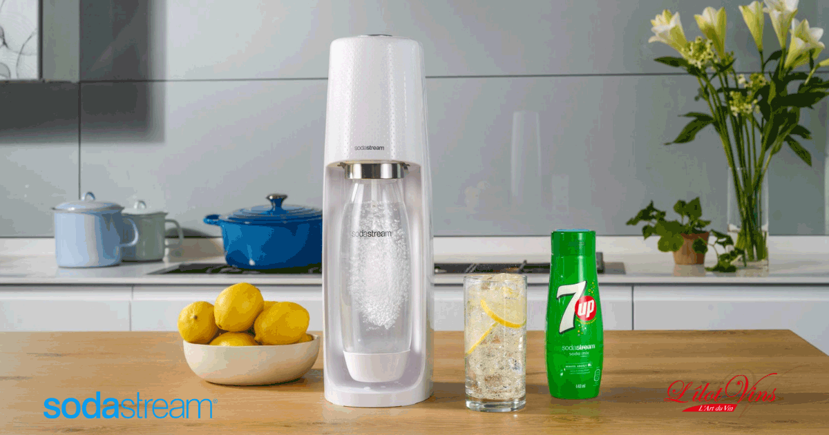 machine blanche dans cuisine avec verre de 7 up et citron