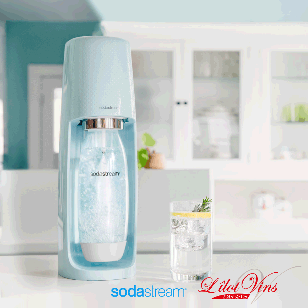machine spirit bleu pastel sur plan de travail cuisine