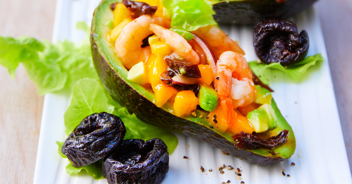 Avocado mit Mango-Trockenpflaumen-Crevetten Salat