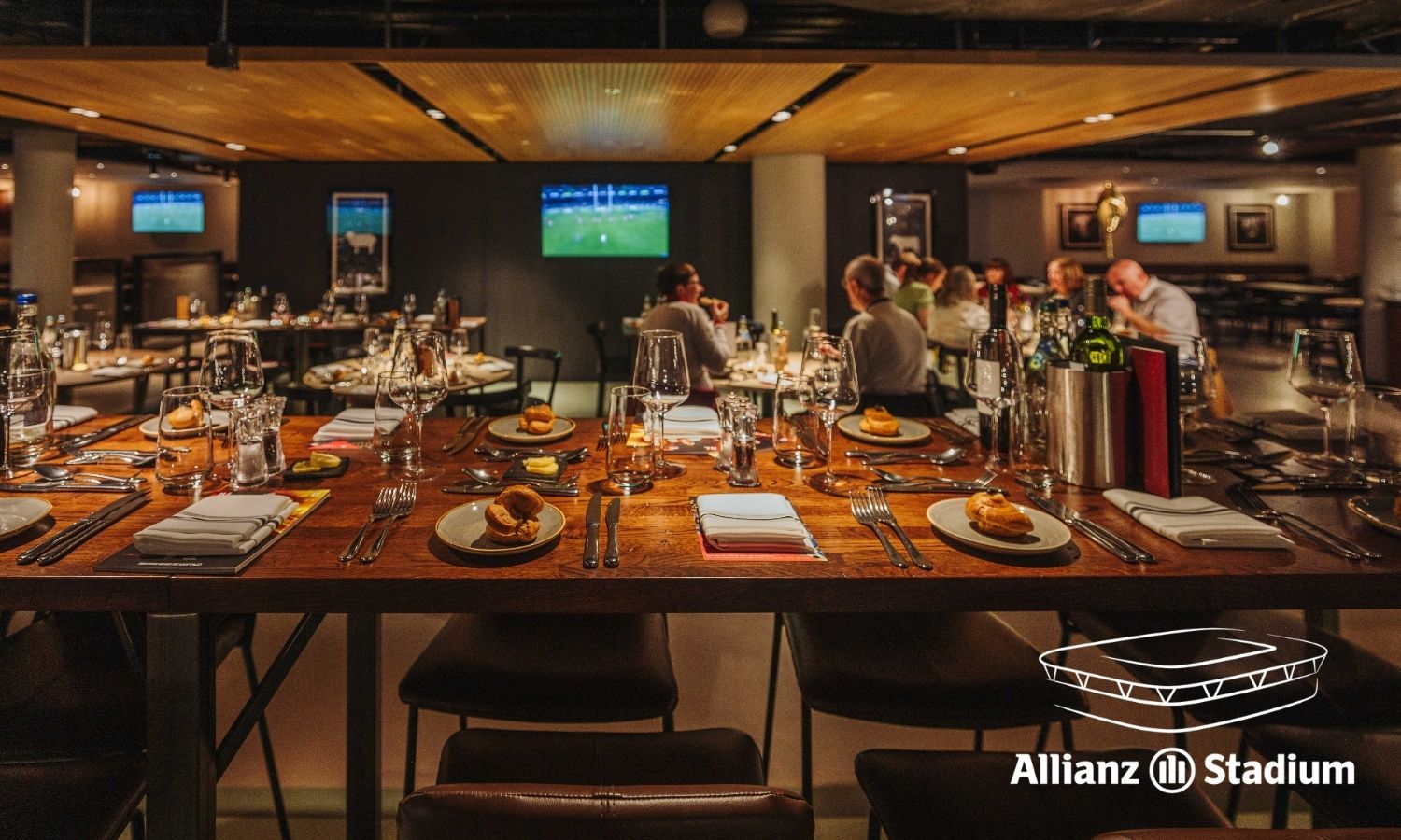 1000x600 pitchside experience NEW.jpg