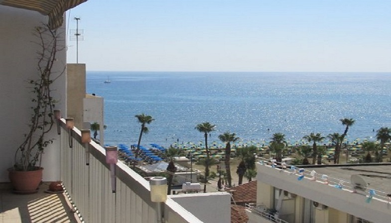 2 bedroom flat with wifi very close to Larnaca seafront
