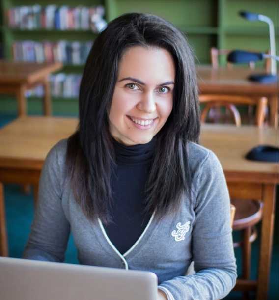 Photo of Diana Lakatos in front of a laptop