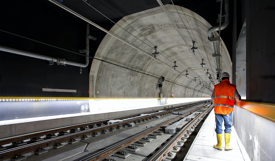 Contractor in tunnel