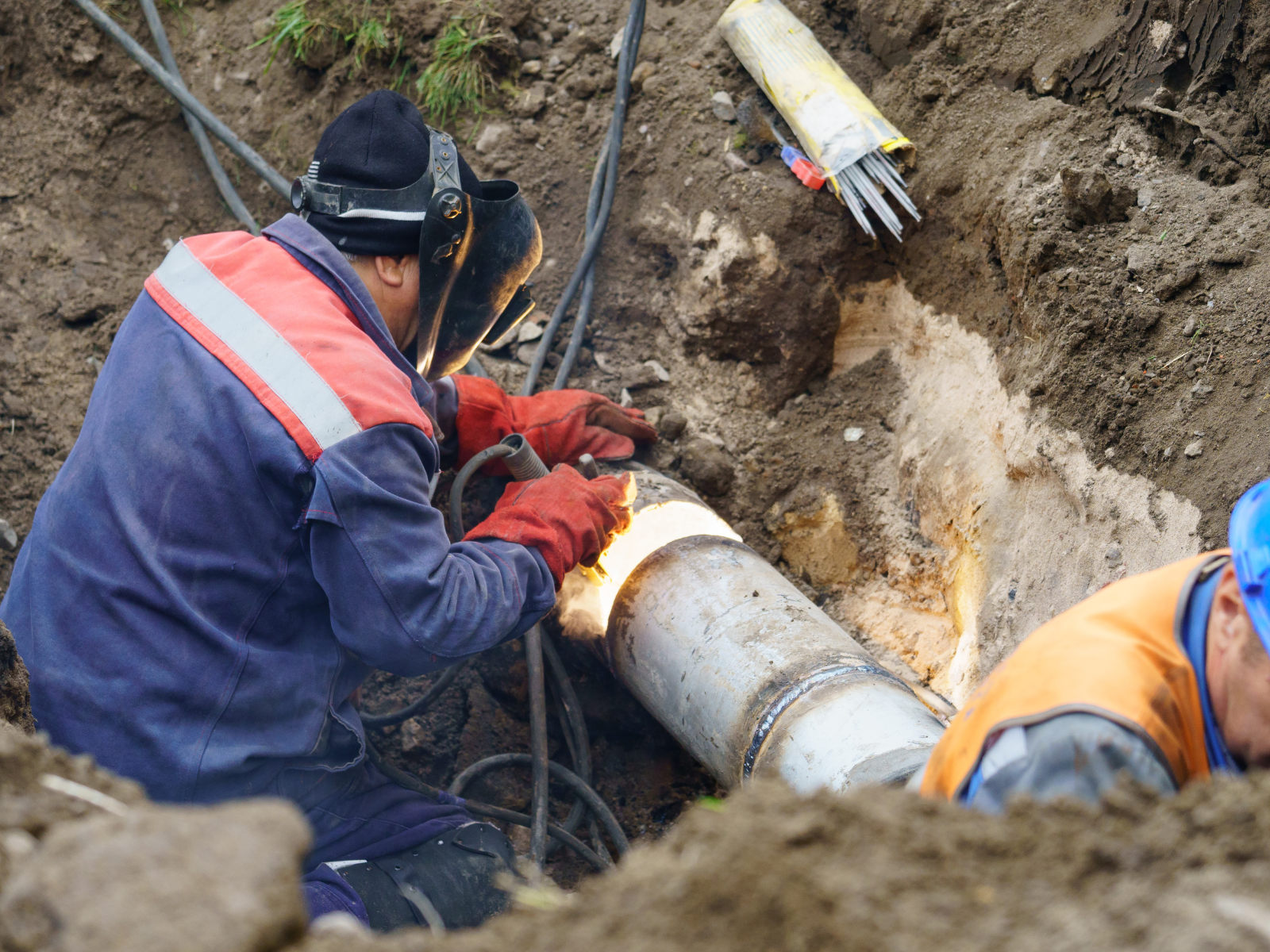 water utility working fixing underground pipe_image for Water by Murray manifesto response