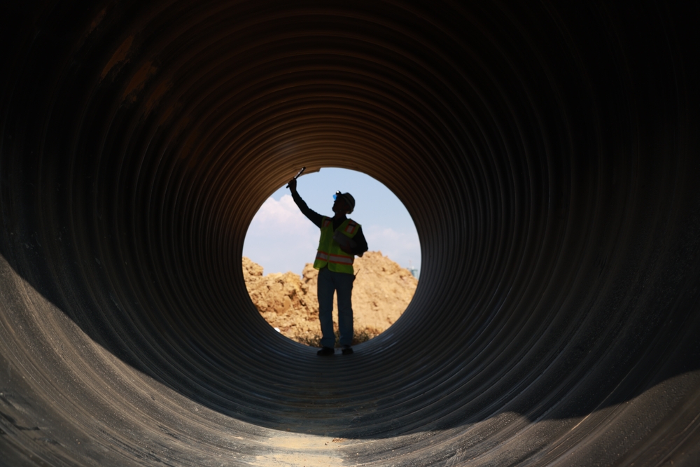A senior Industry Engineers or technician inspection pipe circular.