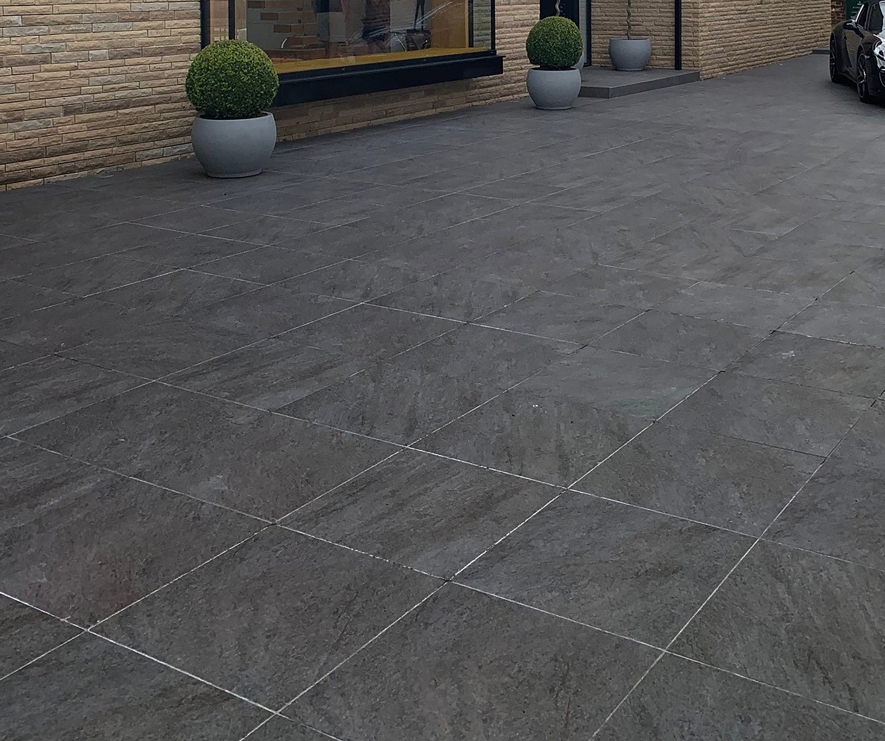 Pietra Serena Anthracite porcelain patio