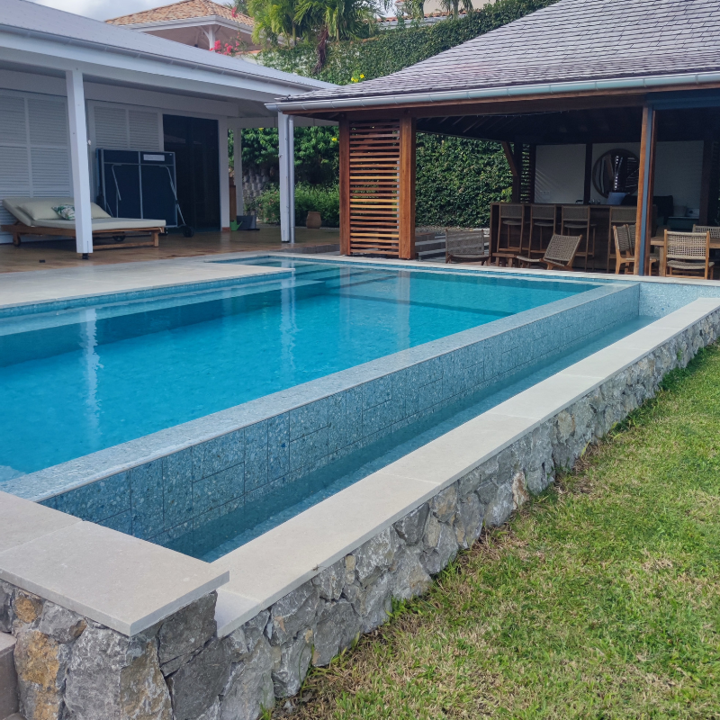 pierre-naturelle-margelle-piscine-gris-omstone-caraibes-martinique