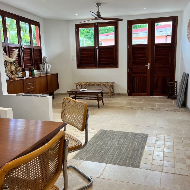 pierre-naturelle-des-templiers-beige-brossee-omstone-caraibes-martinique