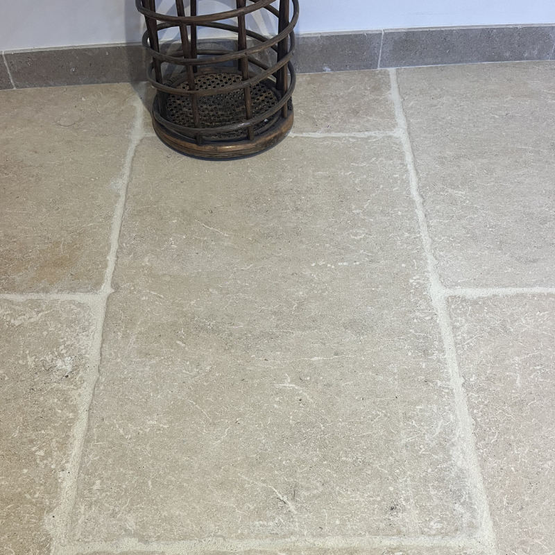 pierre-naturelle-des-templiers-beige-interieur-omstone-caraibes-martinique