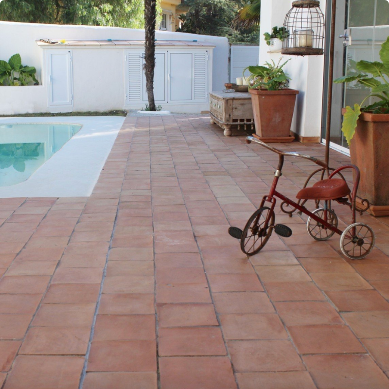 terre-cuite-naturelle-fait-main-chevrons-piscine-omstone-caraibes-martinique