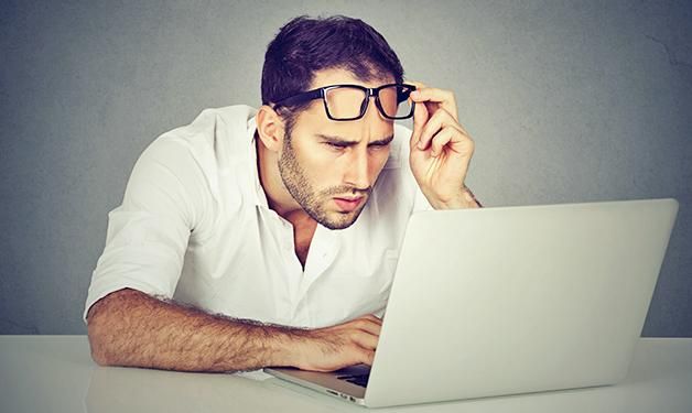 Collaborateur souffrant de fatigue visuelle devant son écran de bureau inadapté