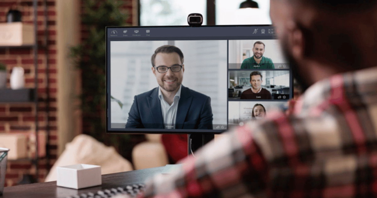 Réunion en visioconférence dans un environnement de télétravail