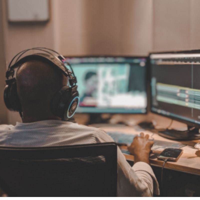 Technicien travaillant sur des équipements informatiques professionnels en Martinique